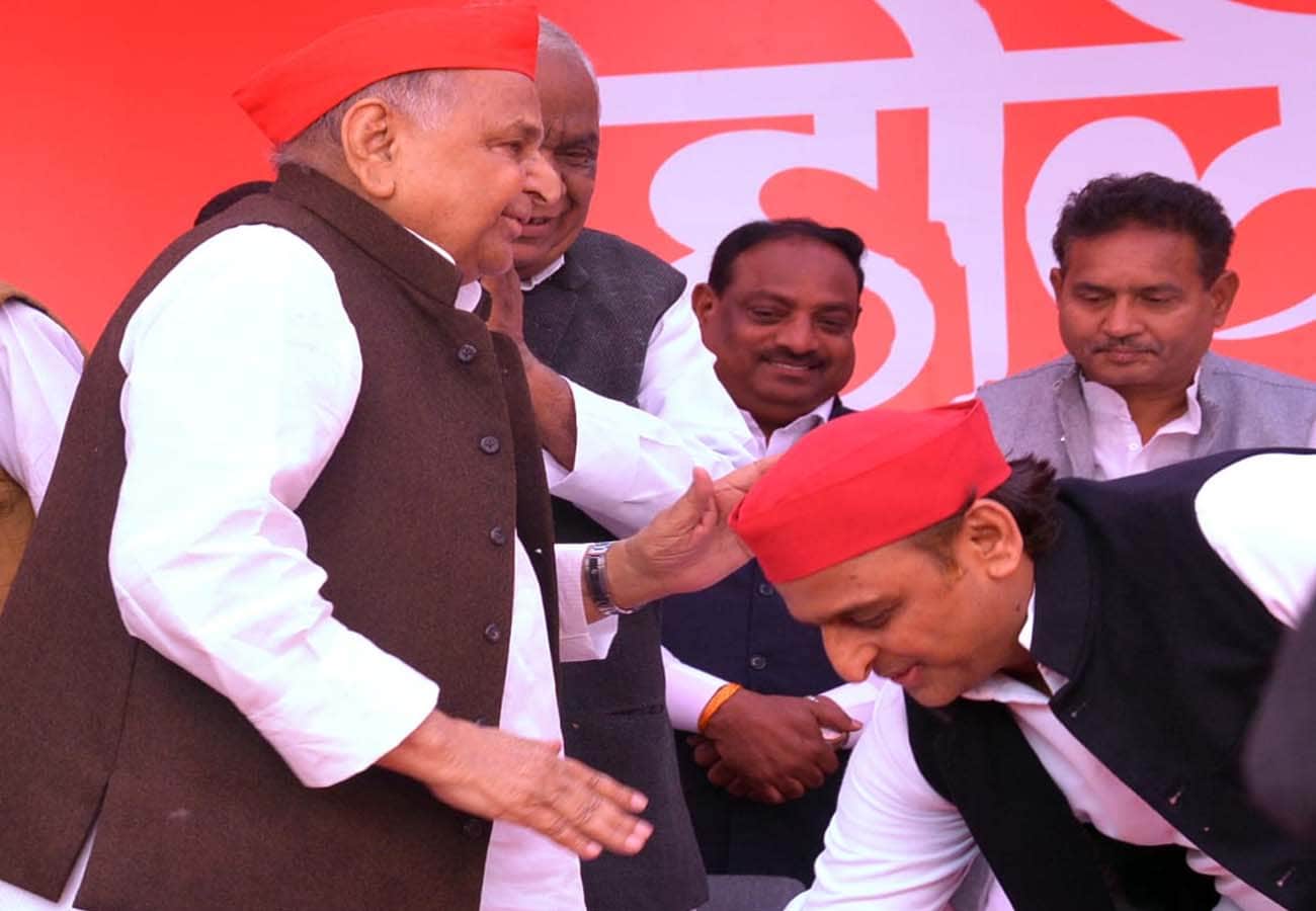mulayam singh family celebrated Holi, Akhilesh and shivpal singh in etawah