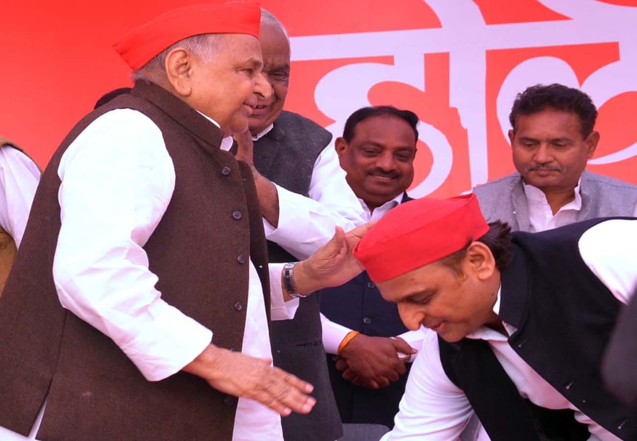 mulayam singh family celebrated Holi, Akhilesh and shivpal singh in etawah