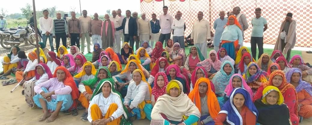 Wemen are doing agitation for underpass