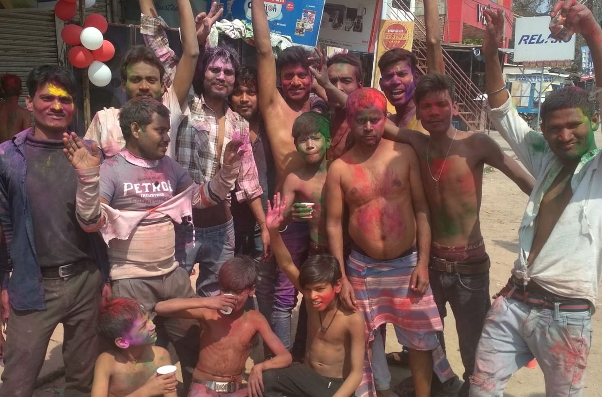 holi ki masti mein doobe log