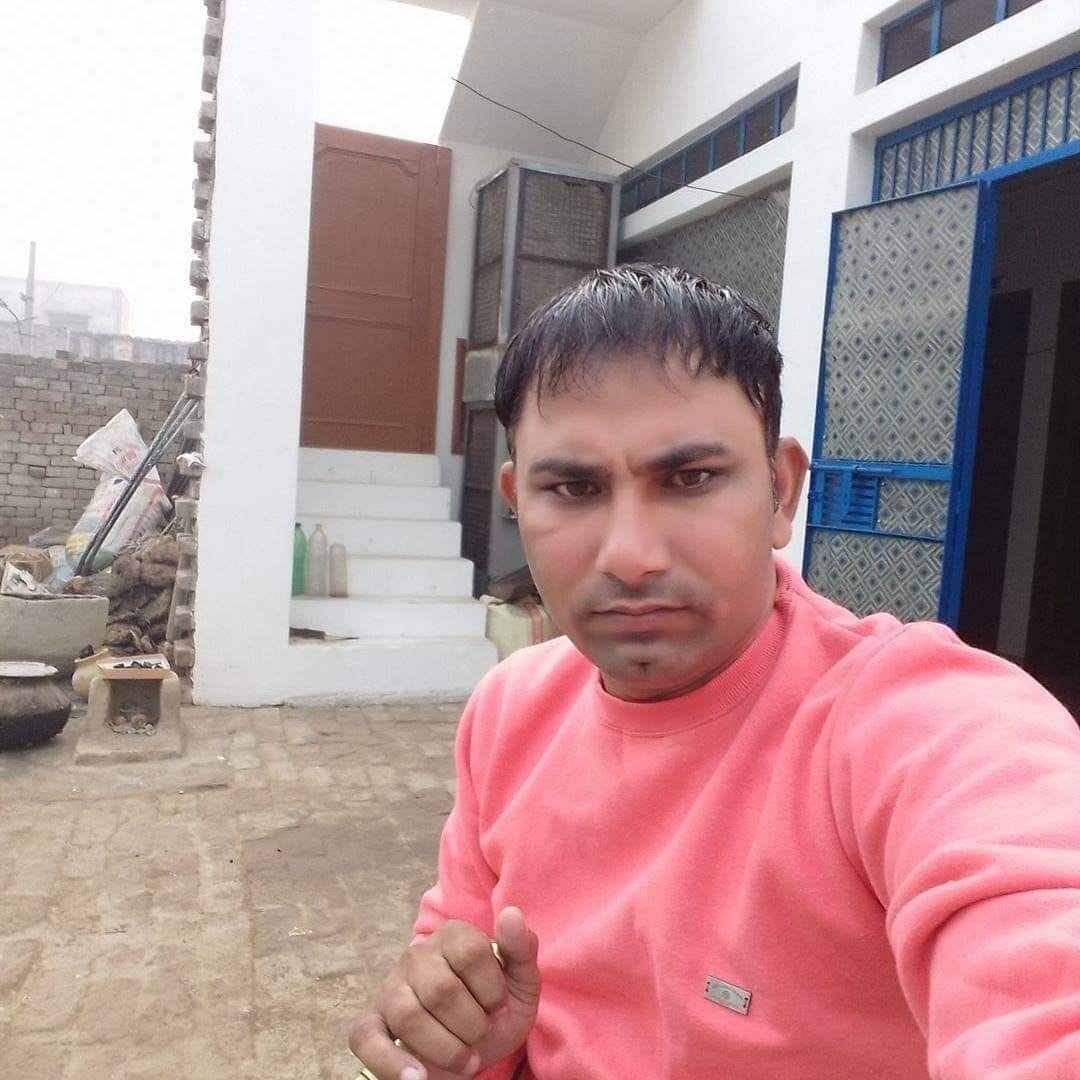 liquor contractor shot dead in village