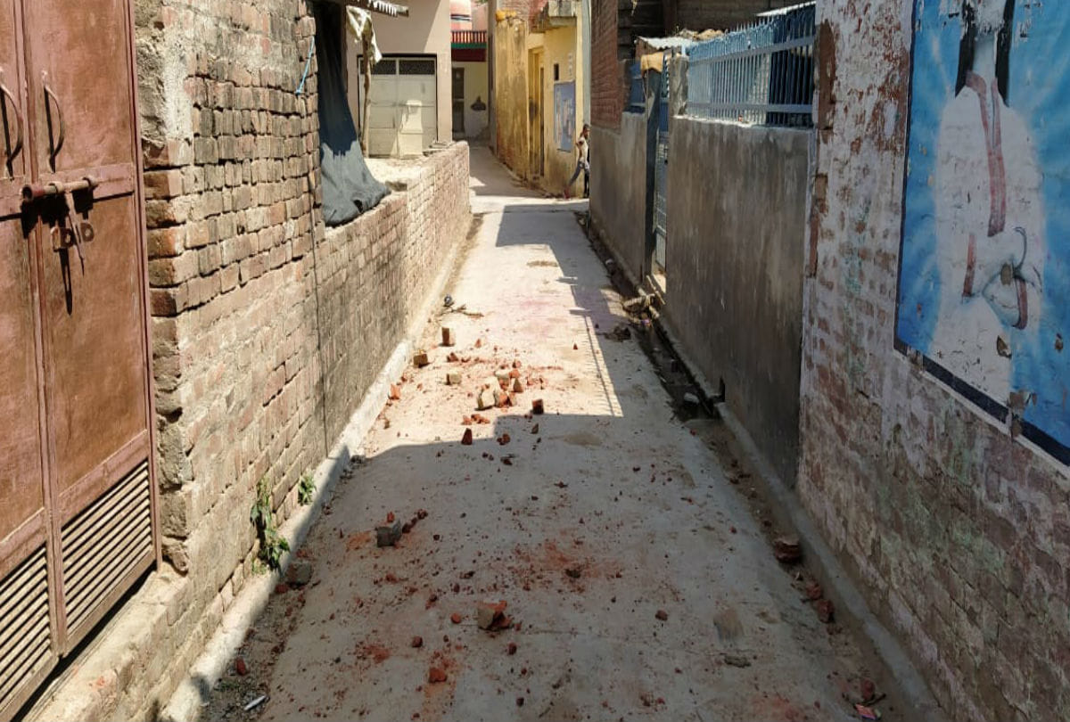Stone Pelting On Police Team Four Injured Crime News