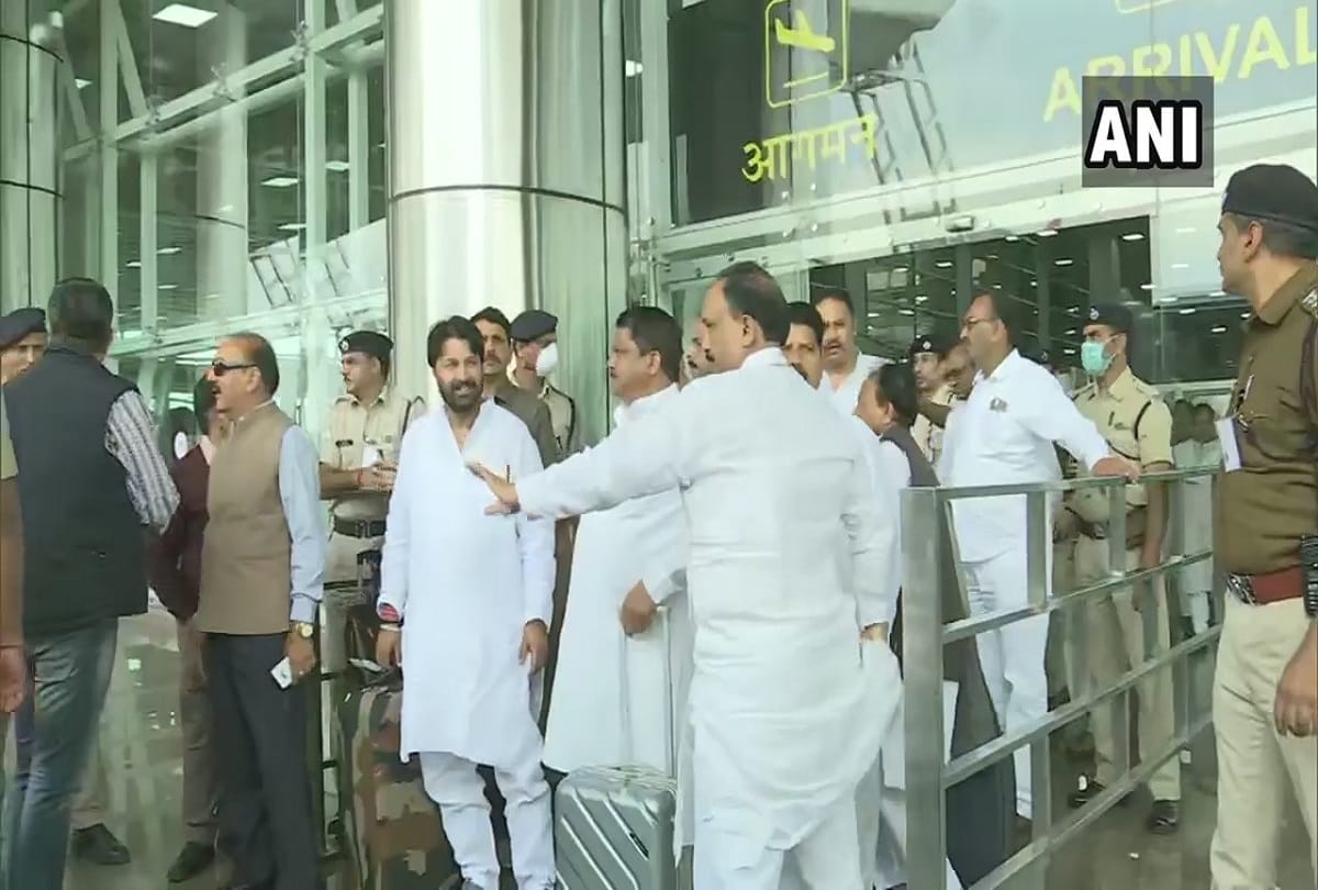 Madhya Pradesh crisis: Congress 80 MLAs arrived at Jaipur airport, Rajasthan CM Gehlot received them