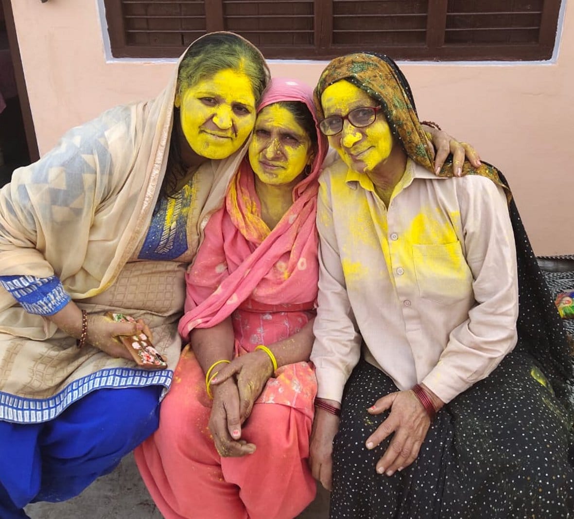 Plenty of color was blown on the bride, happiness spread