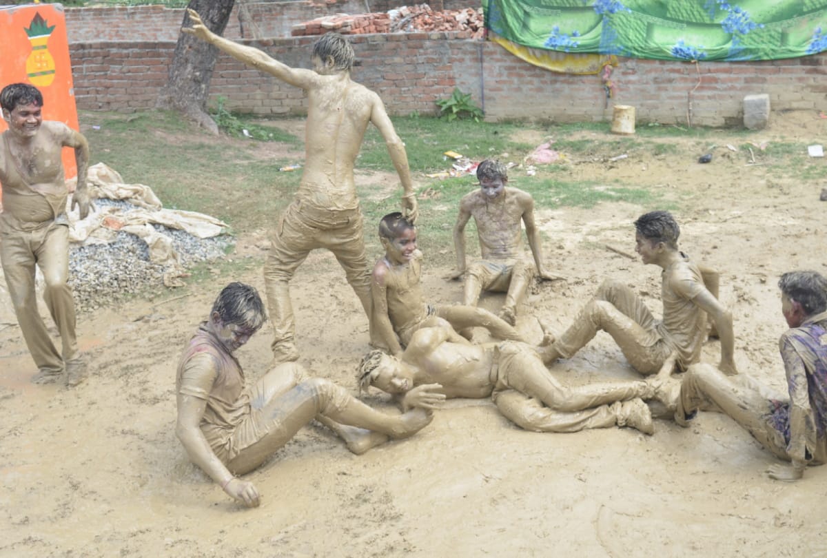 Holi celebration latest photos in gorakhpur
