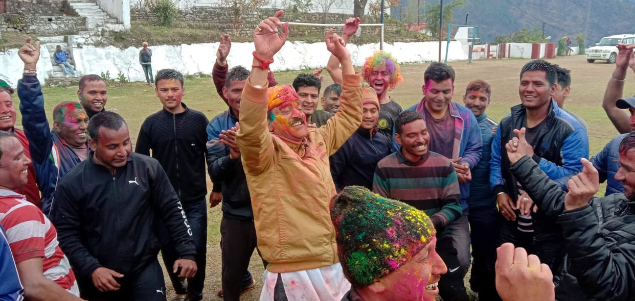 People flocked to the songs of Holi at Gopinath Temple