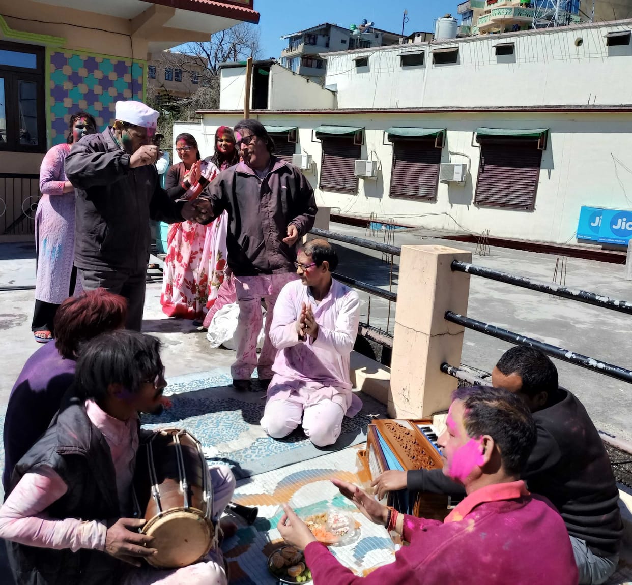 The color of Kumaoni standing Holi singing was overshadowed in social media