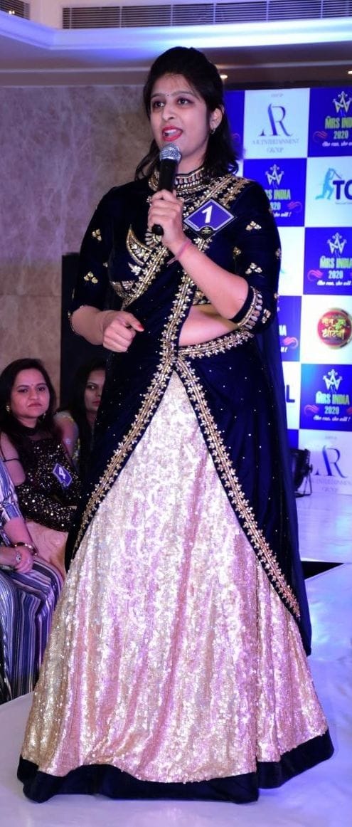 Azamgarh Commissioner's daughter Karnika Tiwari won the title of AR Mrs. U.P.