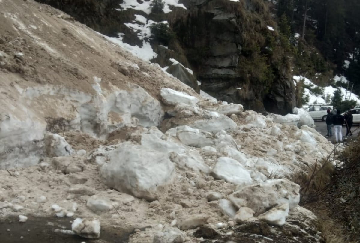 avalanche on dalhousie khajjiar road halted traffic in chamba in himachal himachal pradesh