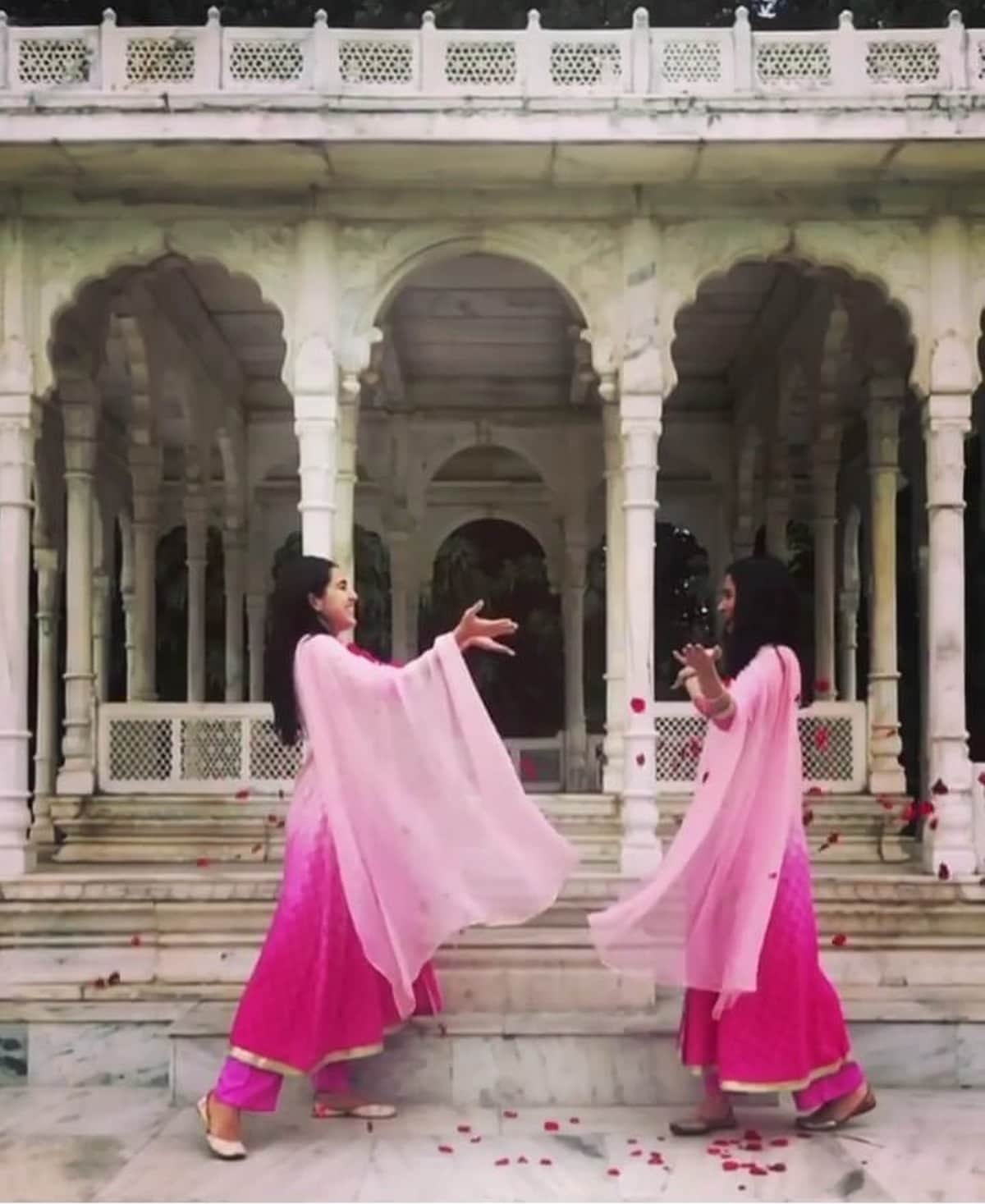 Holi 2020 Sara ali khan play holi in varanasi of atrangi film shooting