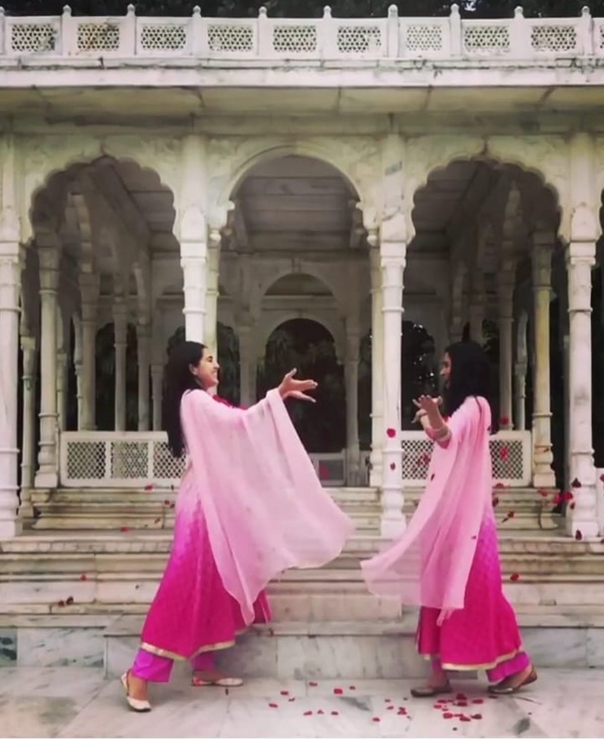 Holi 2020 Sara ali khan play holi in varanasi of atrangi film shooting