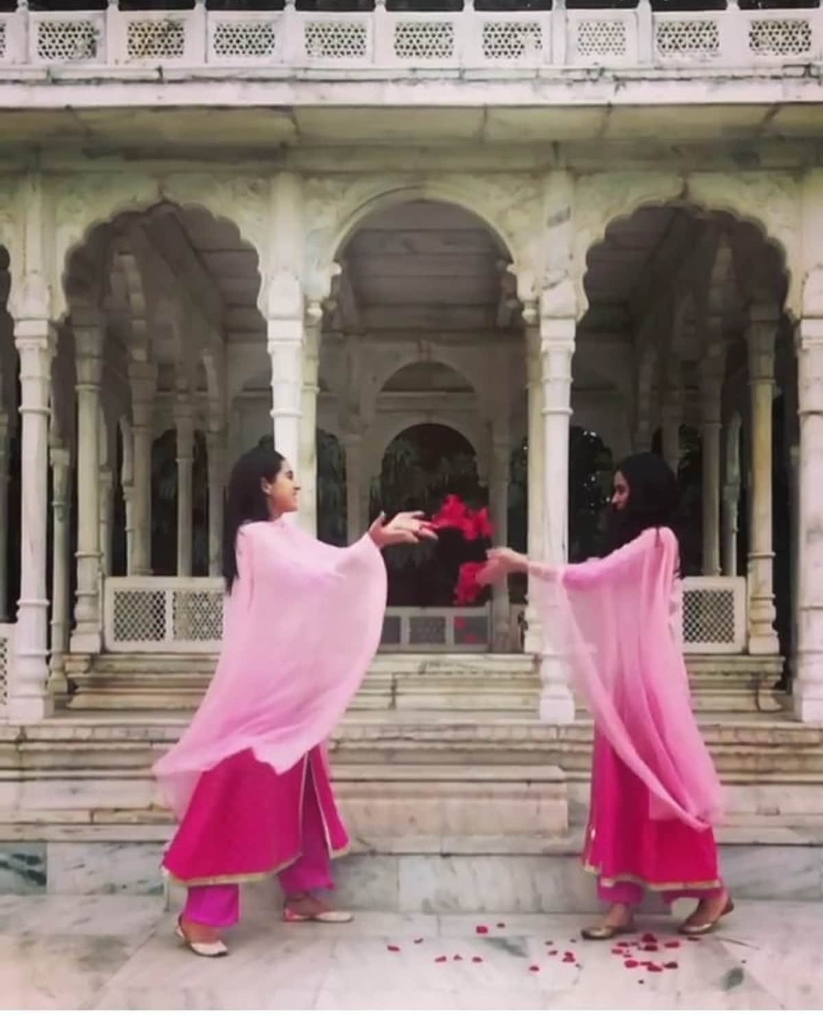 Holi 2020 Sara ali khan play holi in varanasi of atrangi film shooting