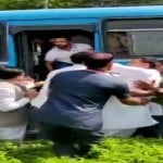 कांग्रेस नेता जीतू पटवारी को हिरासत में लेती बंगलूरू पुलिस।