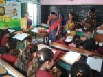 श्रावस्ती के कंजडवा प्राथमिक विद्यालय में बच्चों से रूबरू होती राज्यपाल।