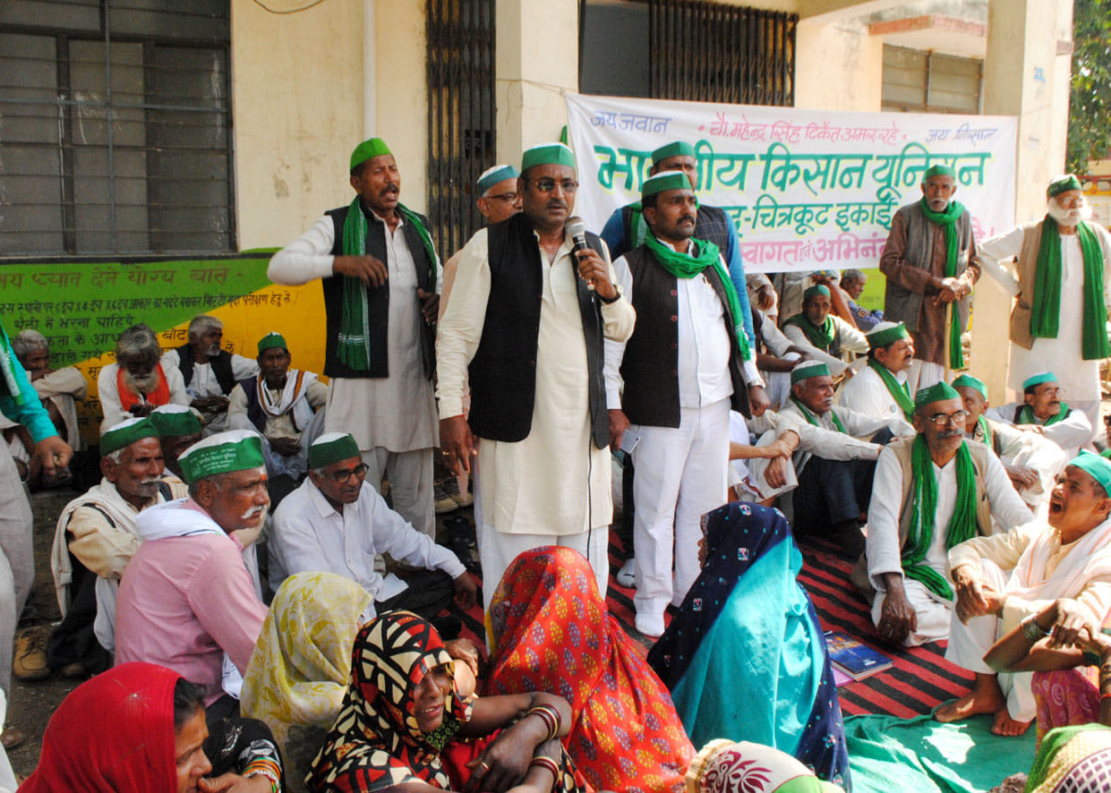 Farmers angry with Agriculture Department officials sitting on dharna in Chitrakoot
