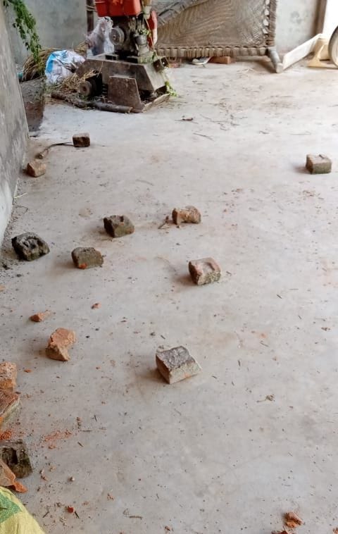 ghar par chadhkar patthrao