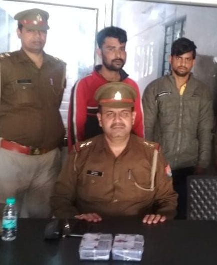 two crooks who bought fake notes arrested.
