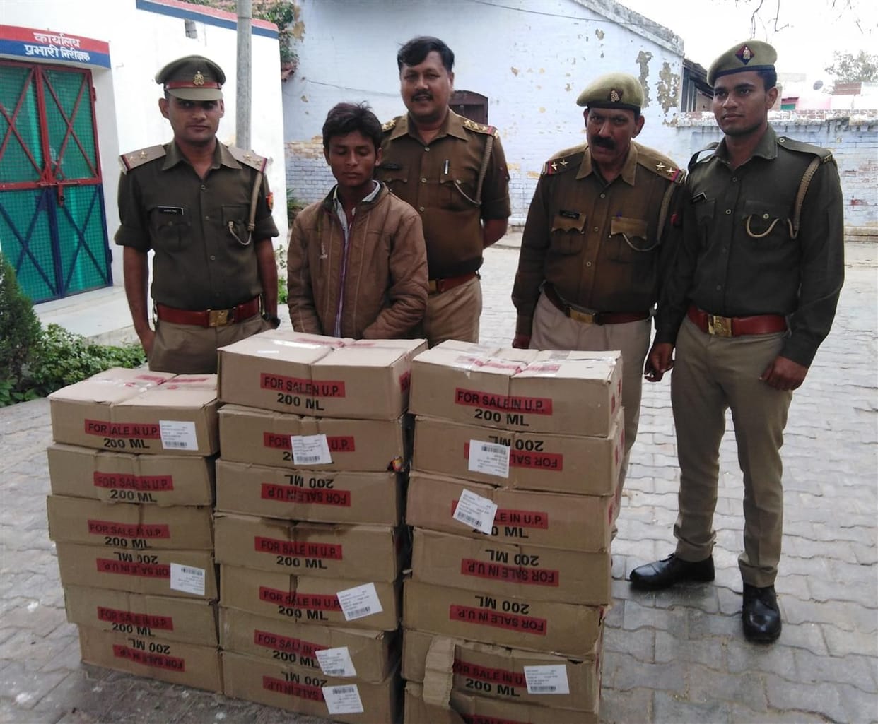 Hathras: Arrested with 20 cases of alcohol