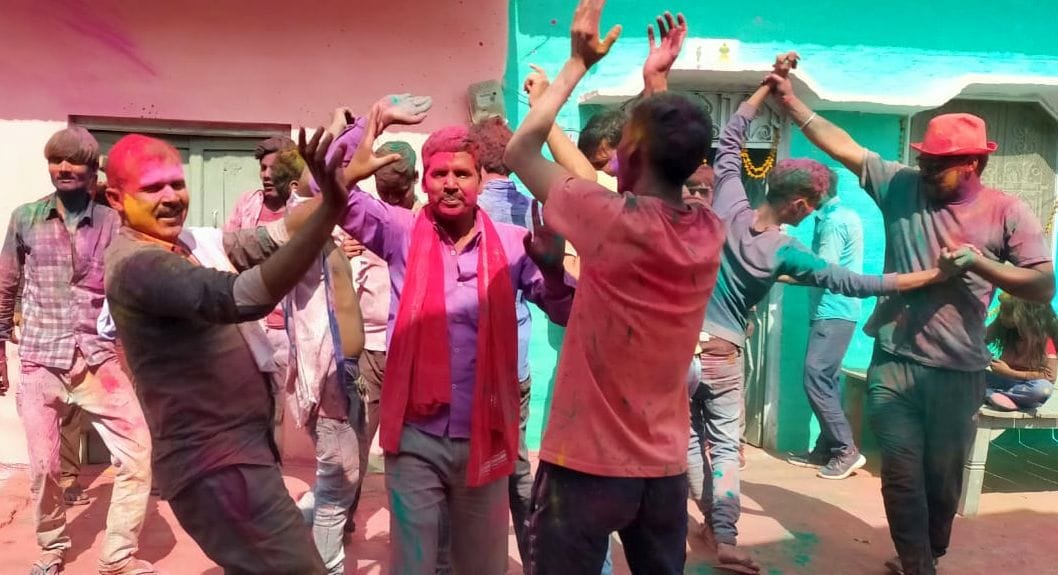 abir and gulal shower in holi
