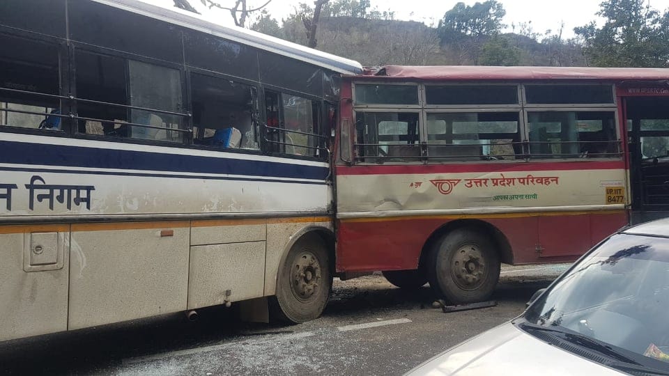 Uttarakhand and Uttar pradesh Two bus Collide in dehradun, 12 passengers Injured