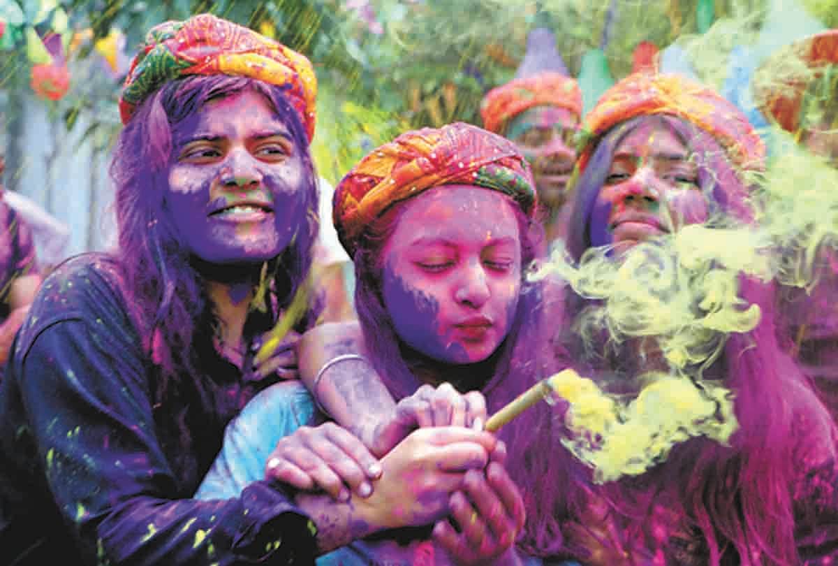 Pratapgarh: Abir-Gulal fiercely blasts Holi, no ruckus occurred anywhere