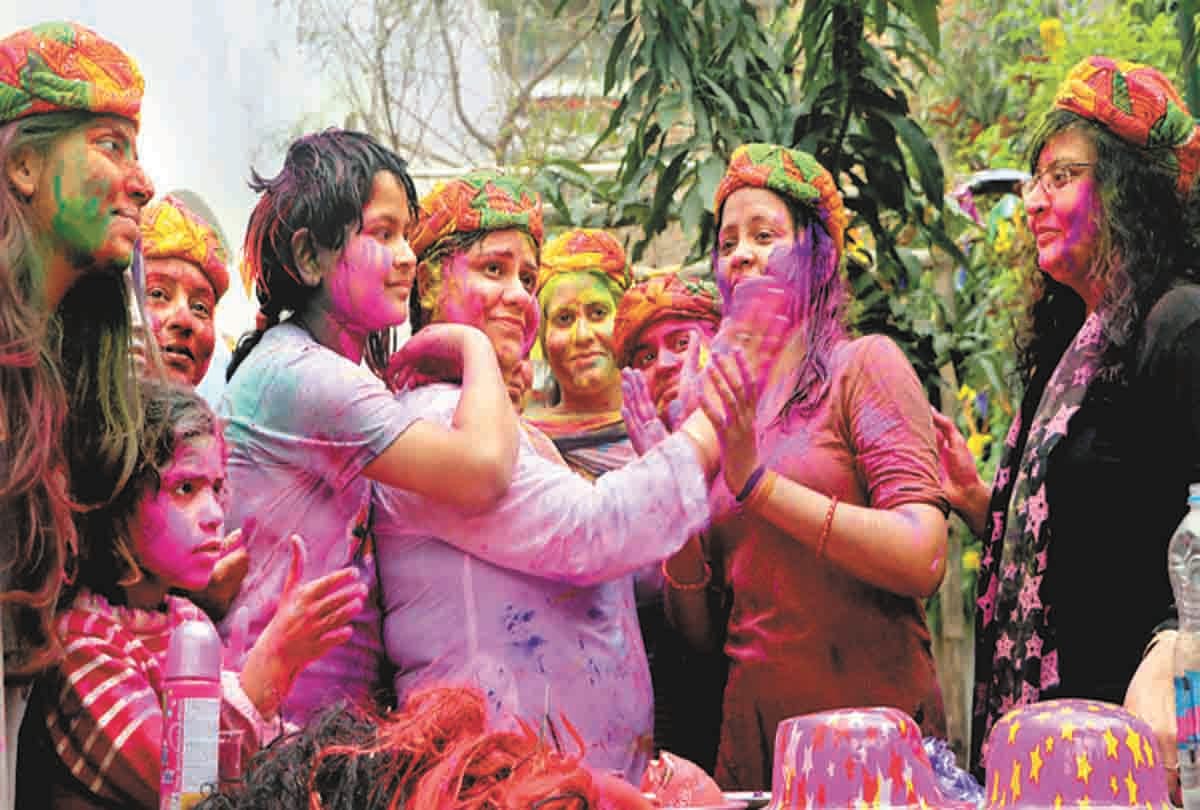 prayagraj 100 women make herbal gulal earn money