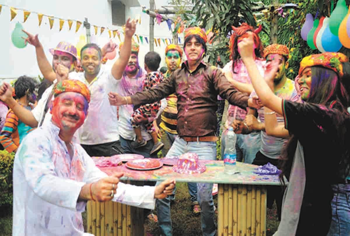 Pratapgarh: Abir-Gulal fiercely blasts Holi, no ruckus occurred anywhere