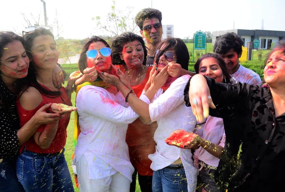 Holi 2022Fashion Tips Not to Wear These Type of Clothes During Playing Color