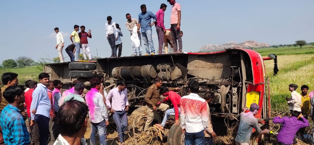 Bus upturned, 14 injured