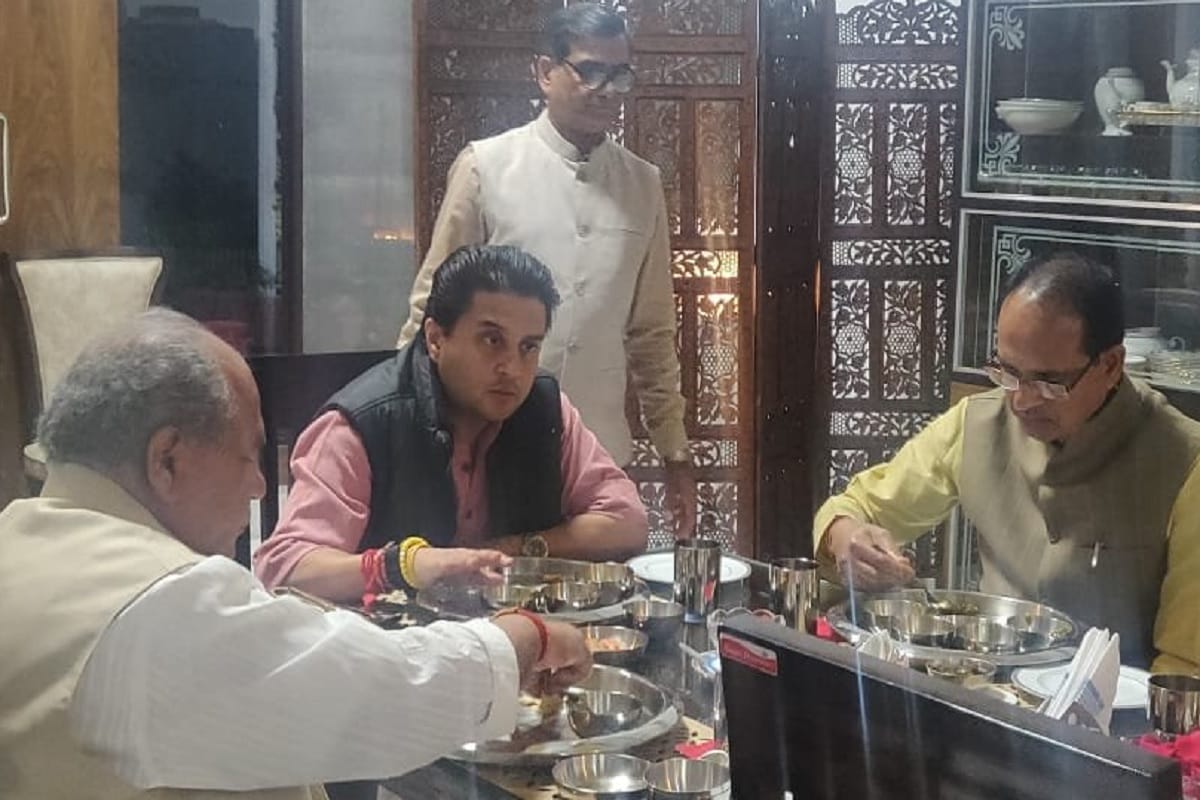 Madhya Pradesh : Jyotiraditya Scindia arrives at Shivraj Singh Chouhan residence in Bhopal