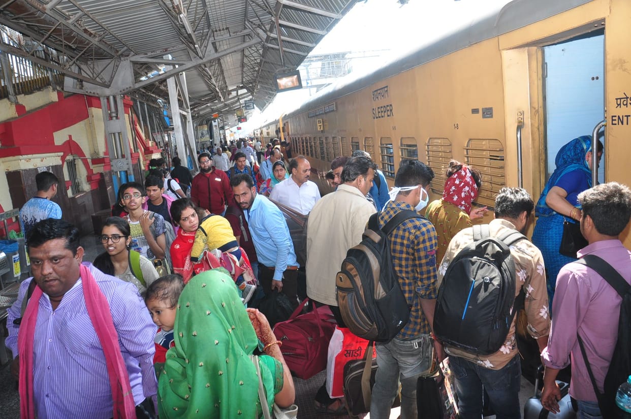 bhai duj festival heavey crowd in trains and railway stations
