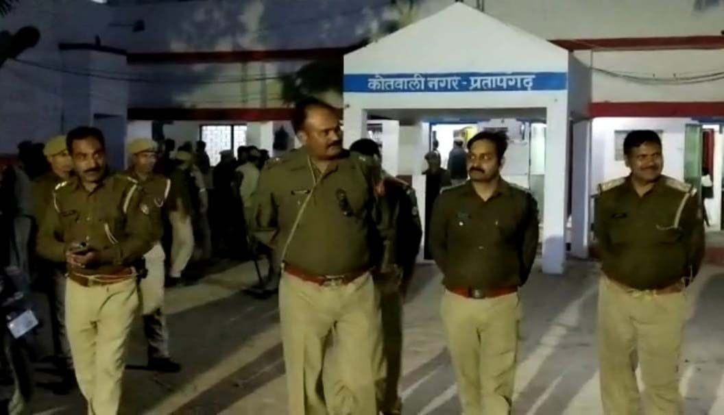 Uproar in Kotwali, beating policemen for indecency