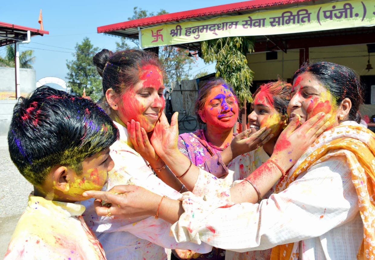 Holi showered heavily on colors, Abir-Gulal fiercely blows