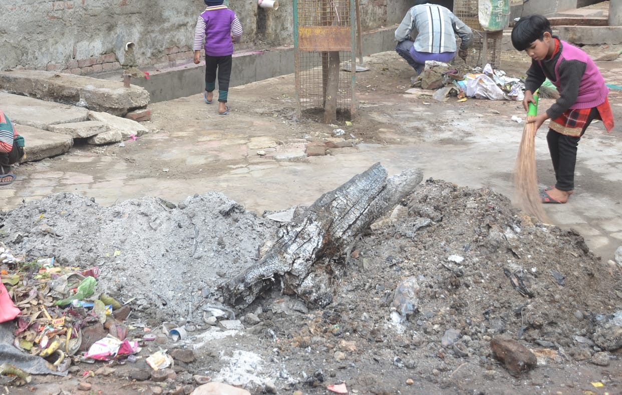Ashes kept flying on the intersections, no cleaning