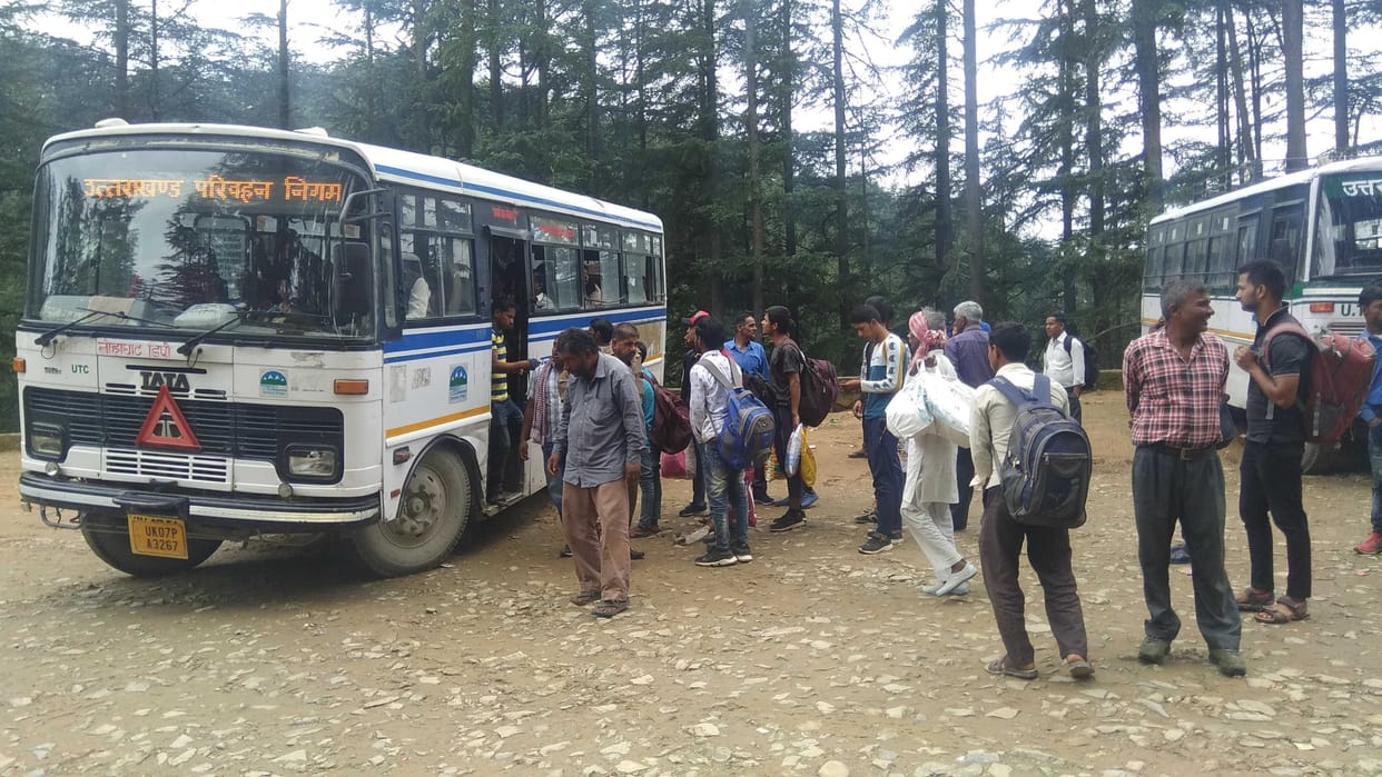 Mass rush of fielders, buses packed
