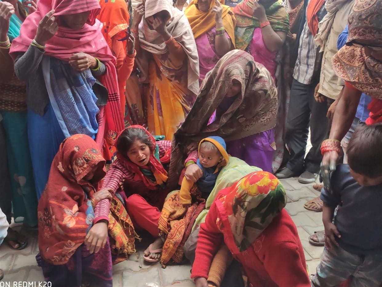 8 People died and 16 injured in Road Accident