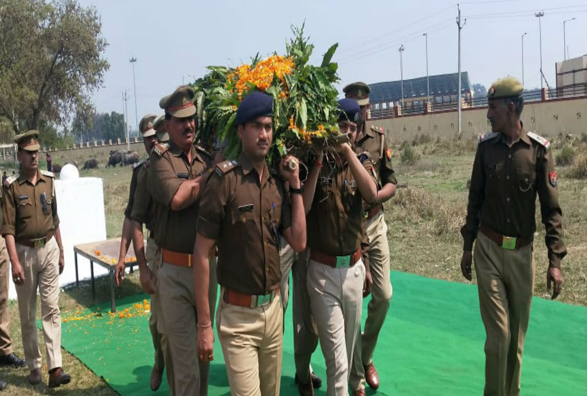Up Police Sub Inspector Dies In Accident Officers Give Tribute