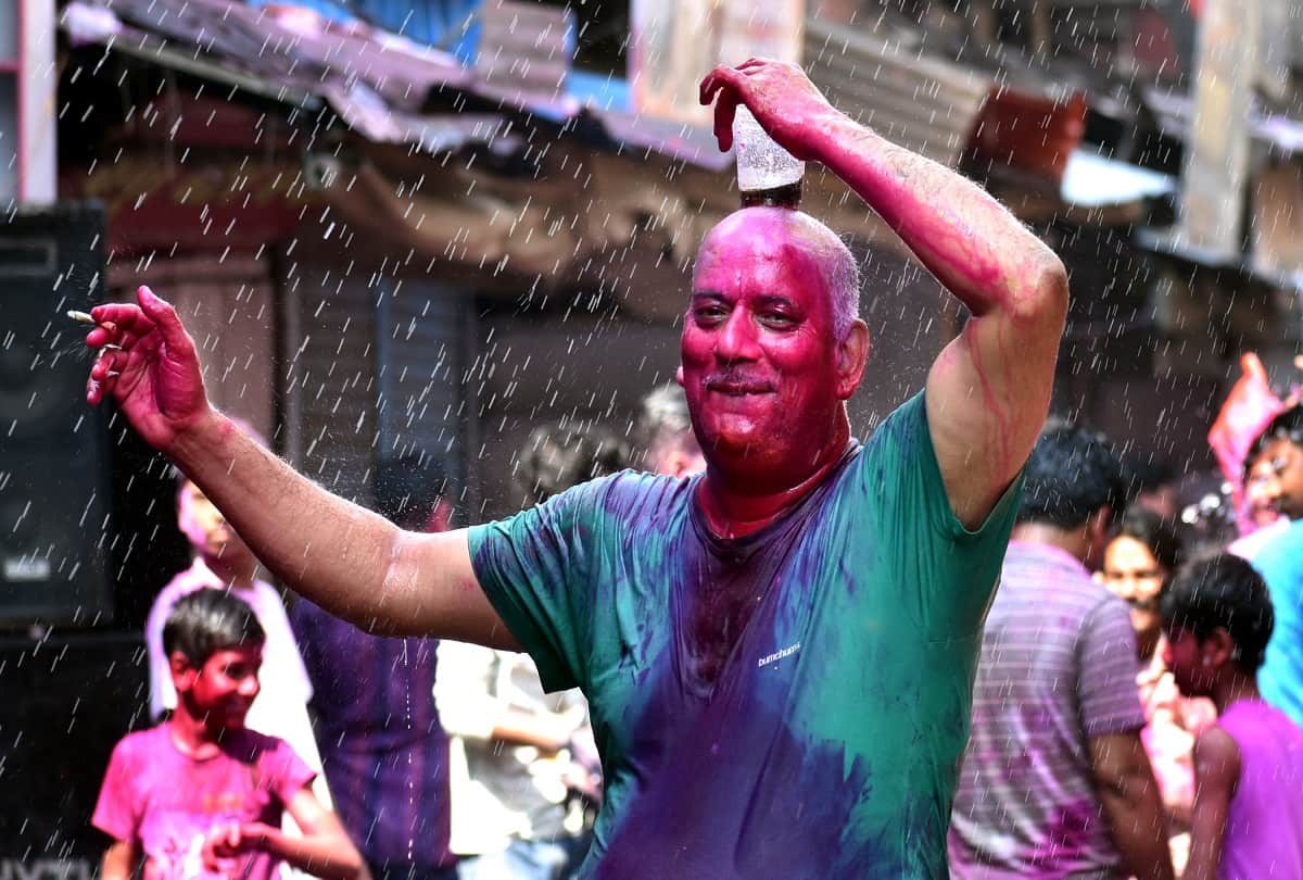 Heavy rain of colors from the roofs and barges in the unique Holi of Thatheri Bazaar
