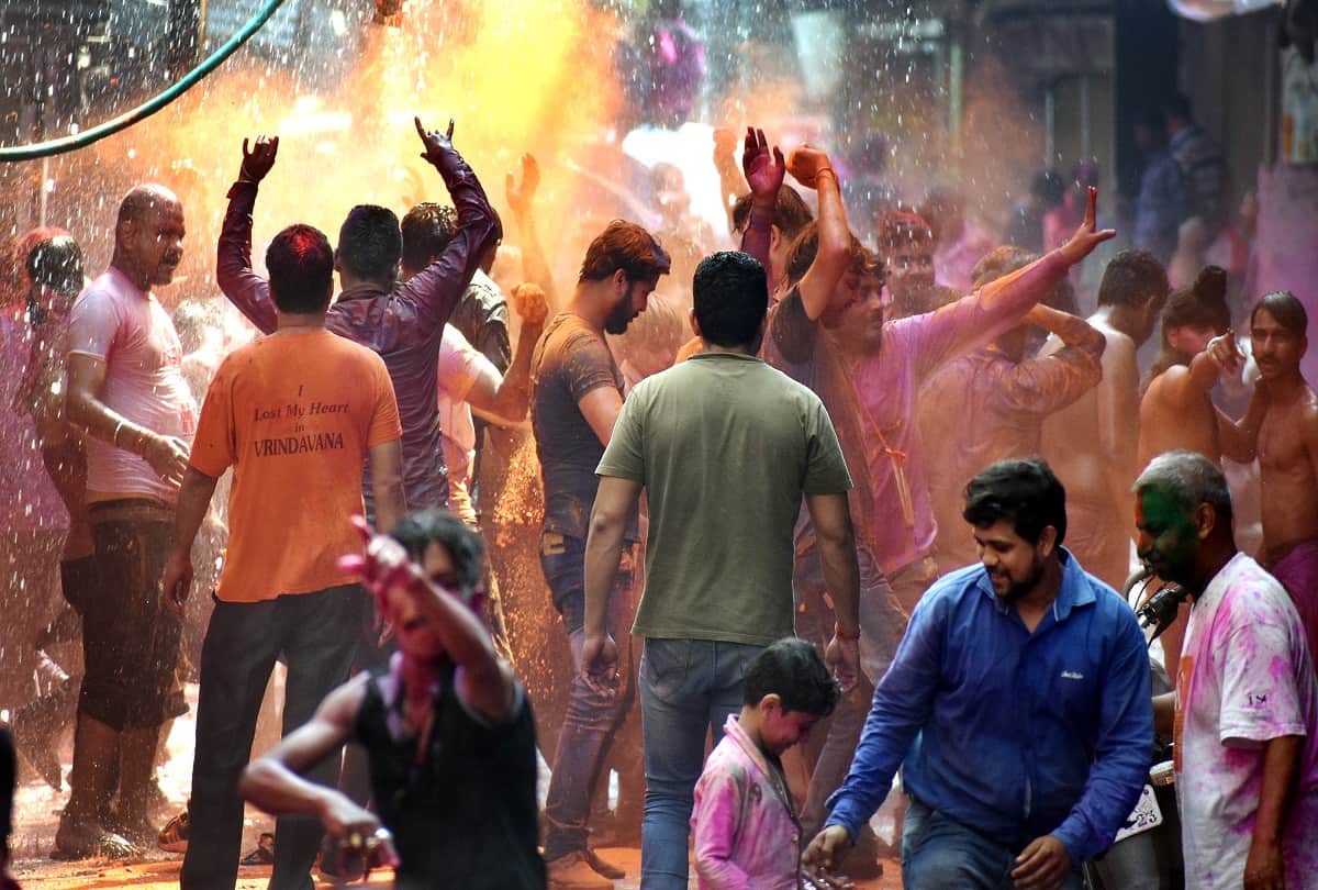 Heavy rain of colors from the roofs and barges in the unique Holi of Thatheri Bazaar