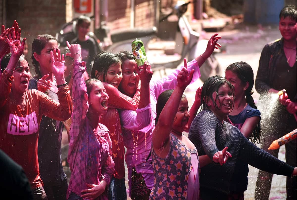 Heavy rain of colors from the roofs and barges in the unique Holi of Thatheri Bazaar