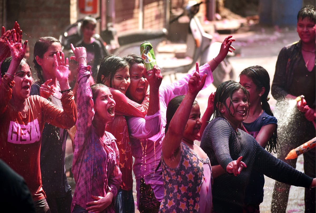 Heavy rain of colors from the roofs and barges in the unique Holi of Thatheri Bazaar