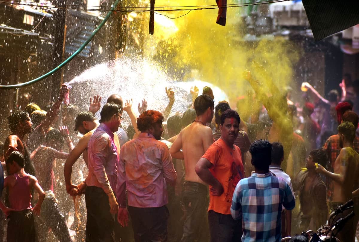 Heavy rain of colors from the roofs and barges in the unique Holi of Thatheri Bazaar