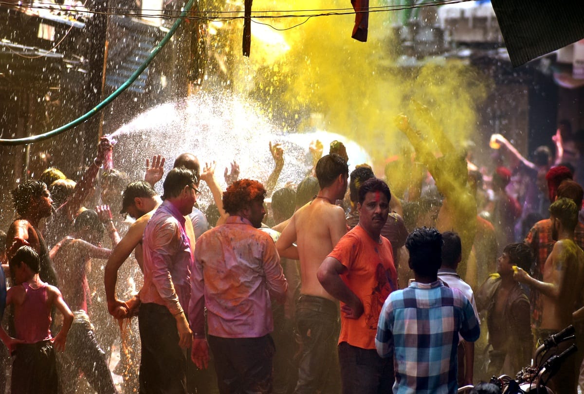 Heavy rain of colors from the roofs and barges in the unique Holi of Thatheri Bazaar