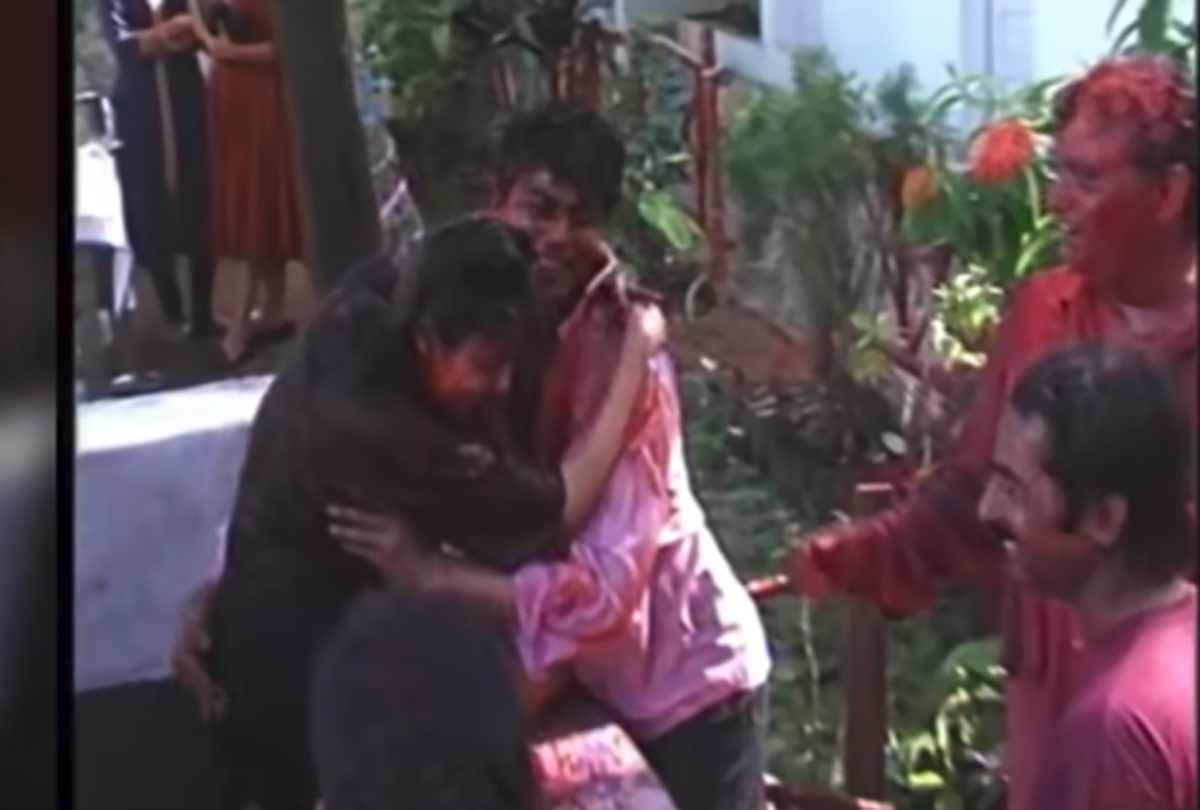 shah rukh khan holi party video viral he enjoyed with gauri khan