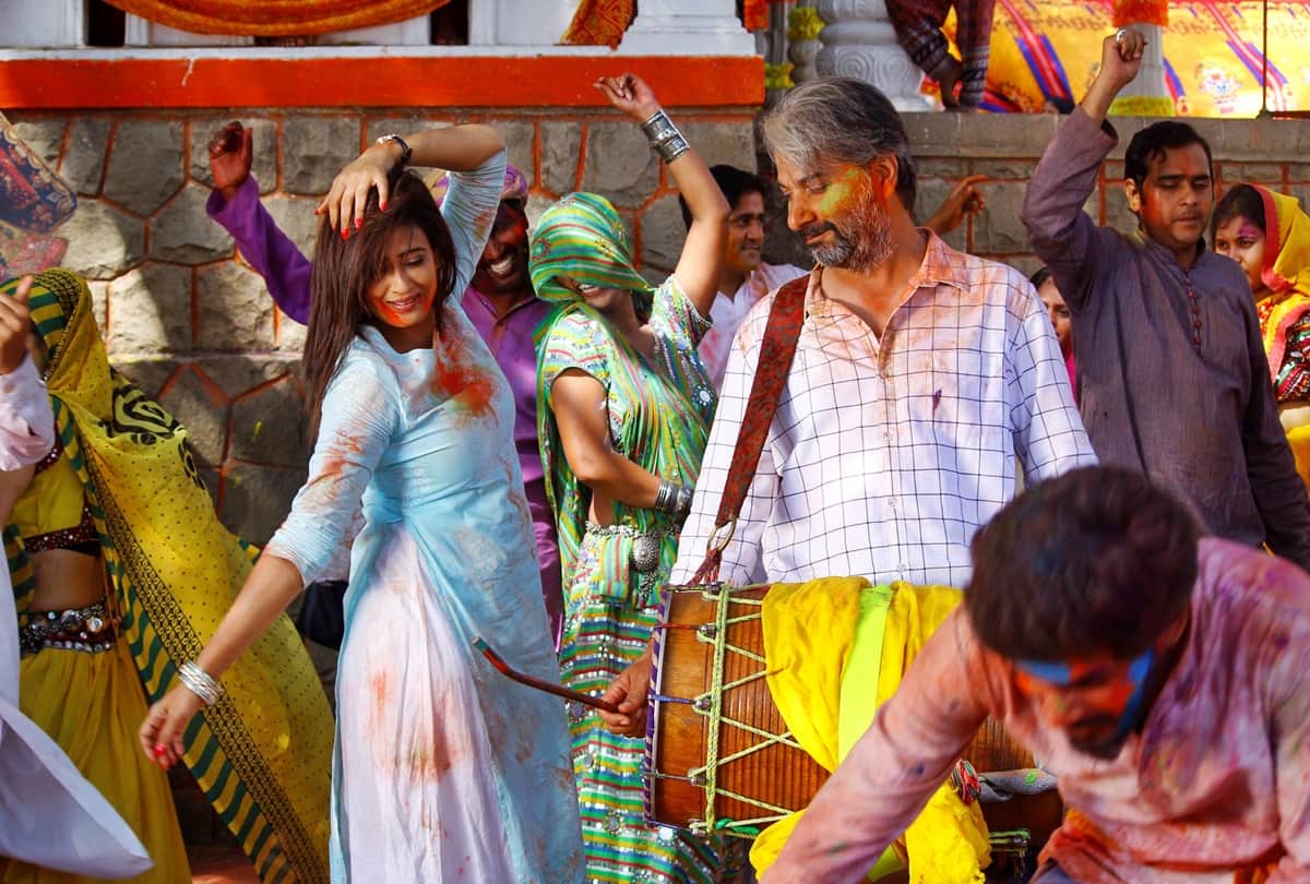 Shweta Tiwari Varun Badola Amber and Gunnet Holi Romance at Mere Dad Ki Dulhan