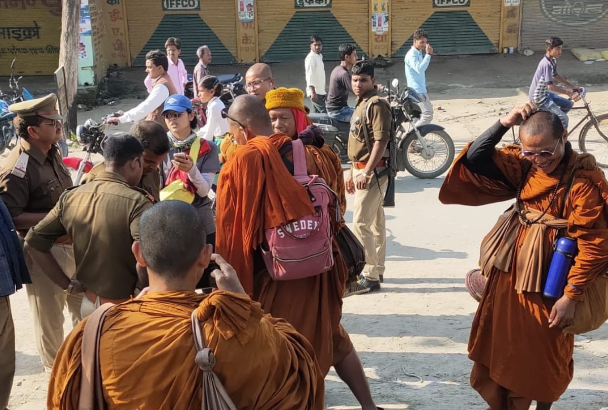 Corona Alert People Troubled seeing Buddhist tourists of Thailand in Kushinagar