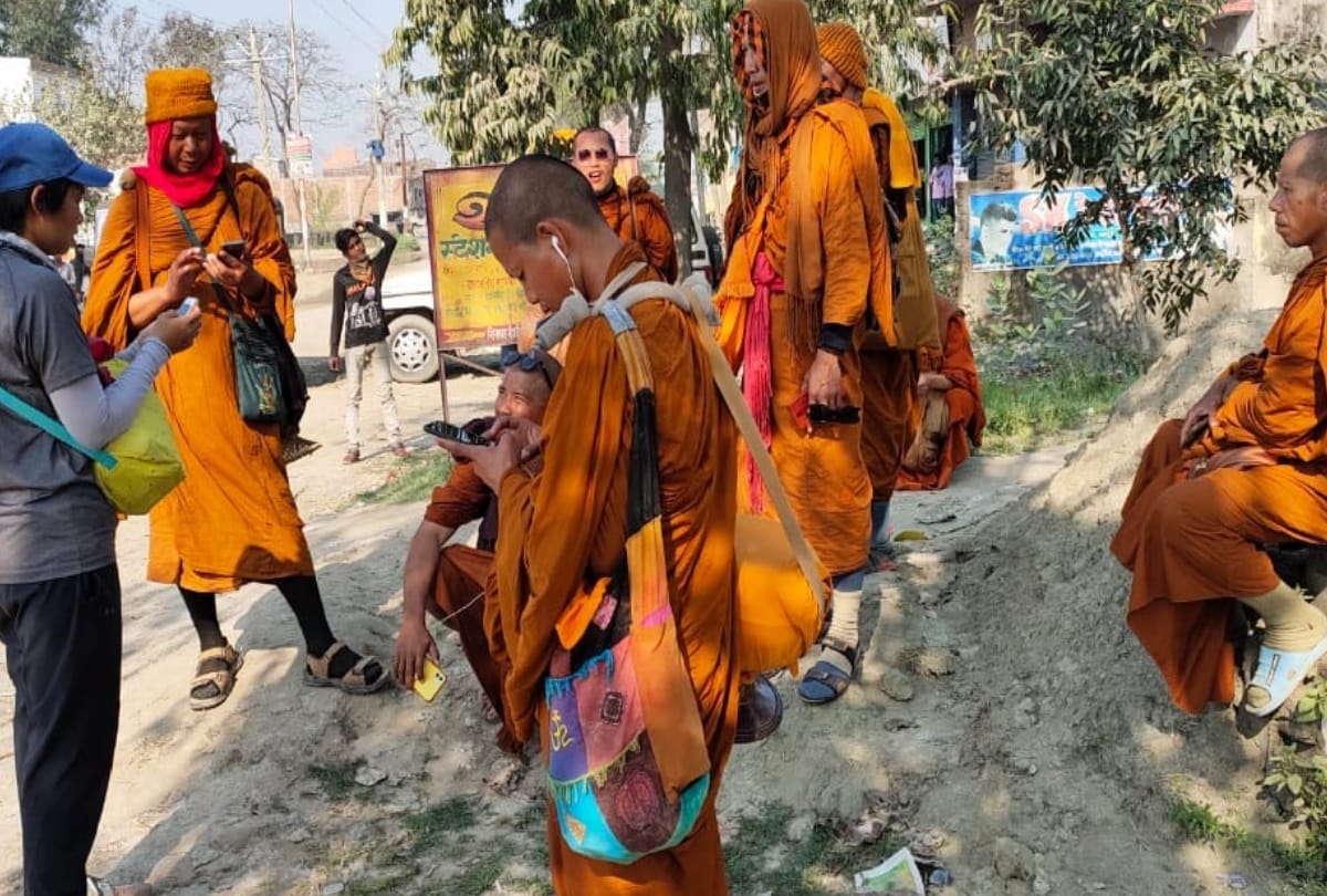 Corona Alert People Troubled seeing Buddhist tourists of Thailand in Kushinagar