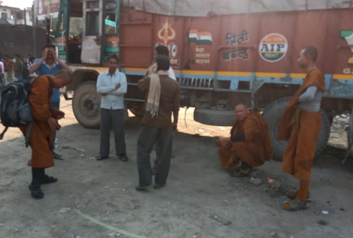 Corona Alert People Troubled seeing Buddhist tourists of Thailand in Kushinagar