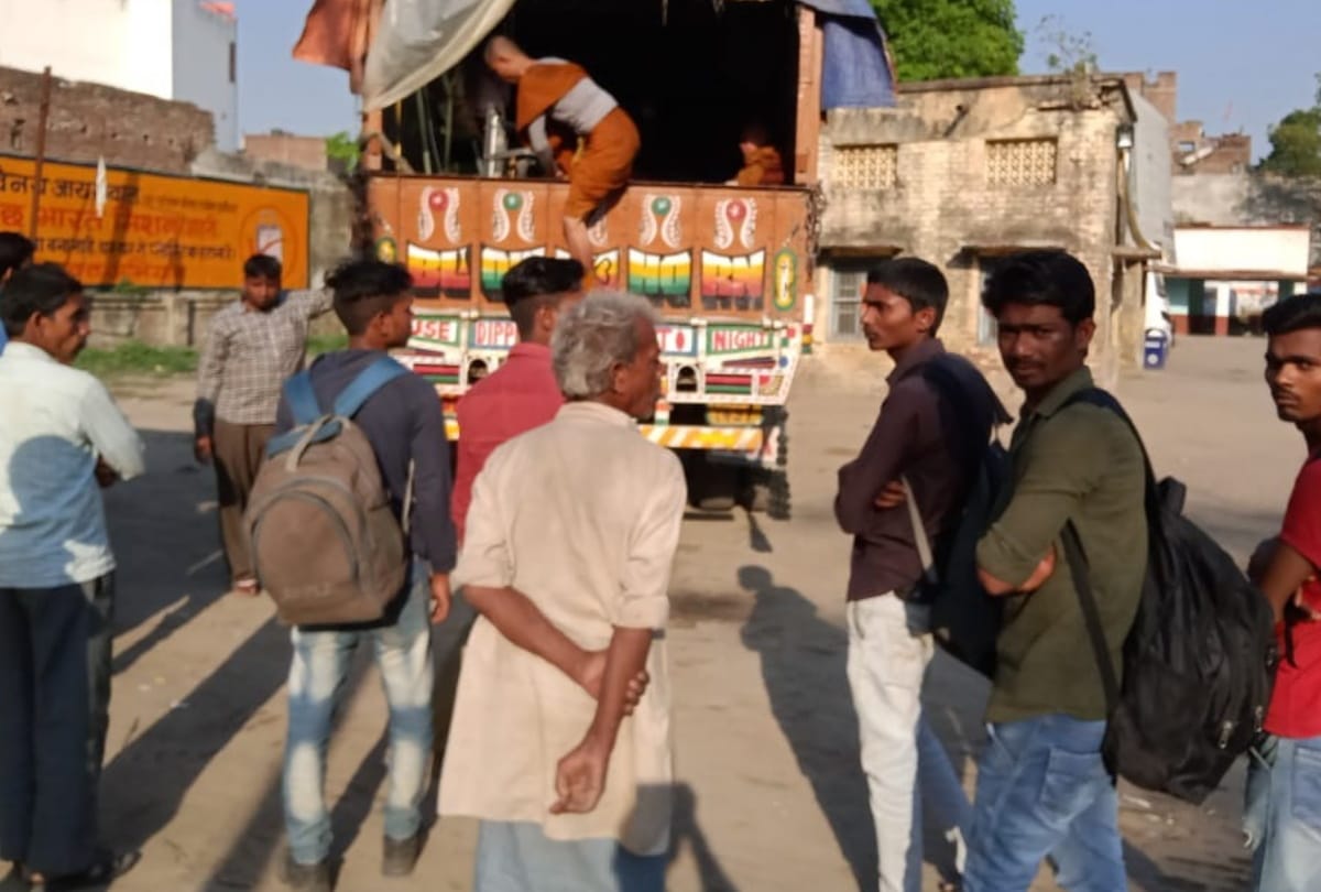 Corona Alert People Troubled seeing Buddhist tourists of Thailand in Kushinagar