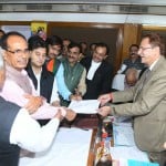राज्यसभा के नामांकन दाखिल करते सिंधिया